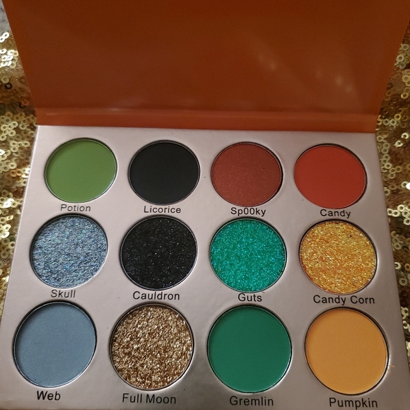 The Boo-tiful eyeshadow Palette - Picture 2 of 3